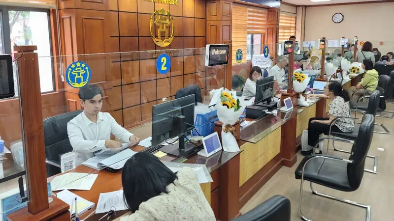Chấn chỉnh tình trạng “cò giấy tờ” ở Hà Nội khi người dân làm thủ tục hành chính