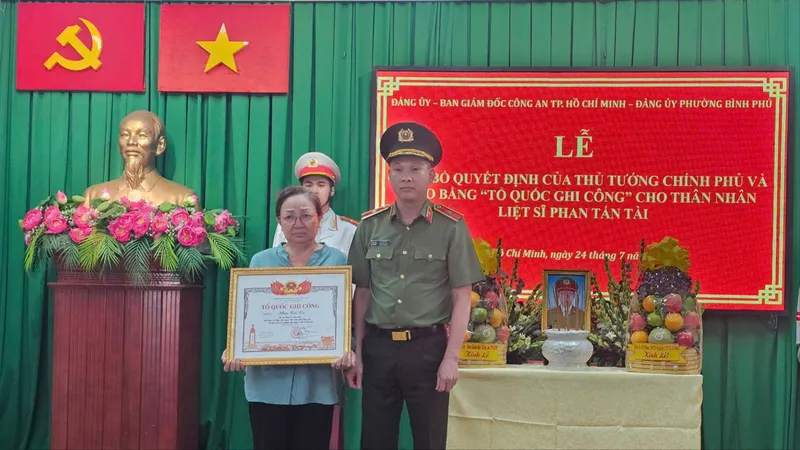 Trao Bằng Tổ quốc ghi công đến thân nhân liệt sĩ Phan Tấn Tài