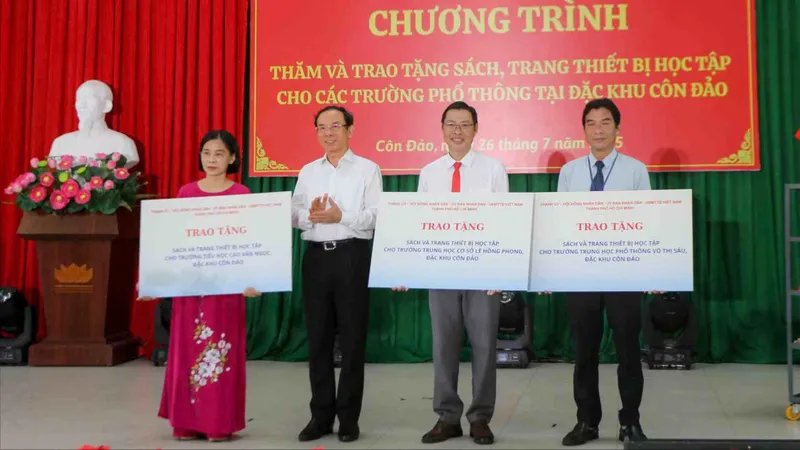 TPHCM tặng thiết bị học tập cho 3 trường tại đặc khu Côn Đảo