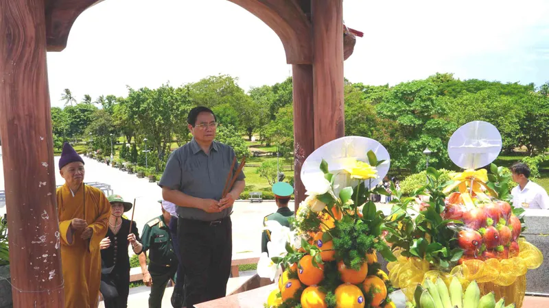 Thủ tướng Phạm Minh Chính tri ân các anh hùng liệt sĩ ở Quảng Trị 