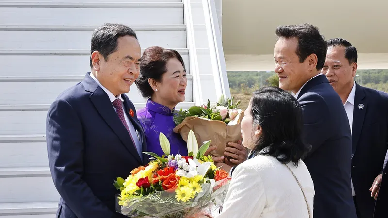 Chủ tịch Quốc hội Trần Thanh Mẫn và phu nhân đến sân bay quốc tế Geneva, Thụy Sĩ. Ảnh: TTXVN