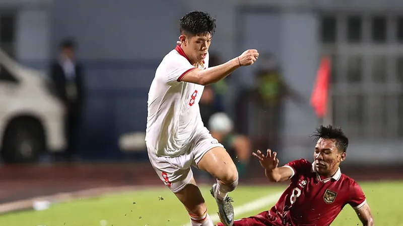 U23 Việt Nam (áo trắng) vượt qua U23 Indonesia tại trận chung kết năm 2023. Ảnh: ĐOÀN NHẬT