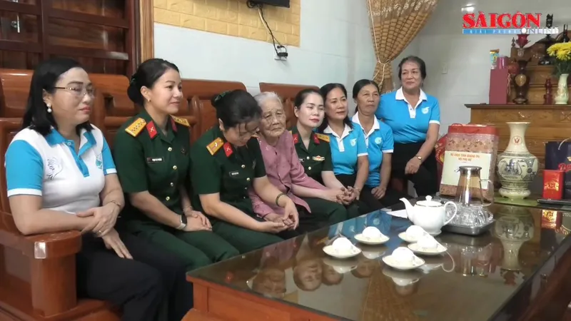 Những tấm áo lụa tri ân Mẹ Việt Nam anh hùng bên bờ sông Gianh