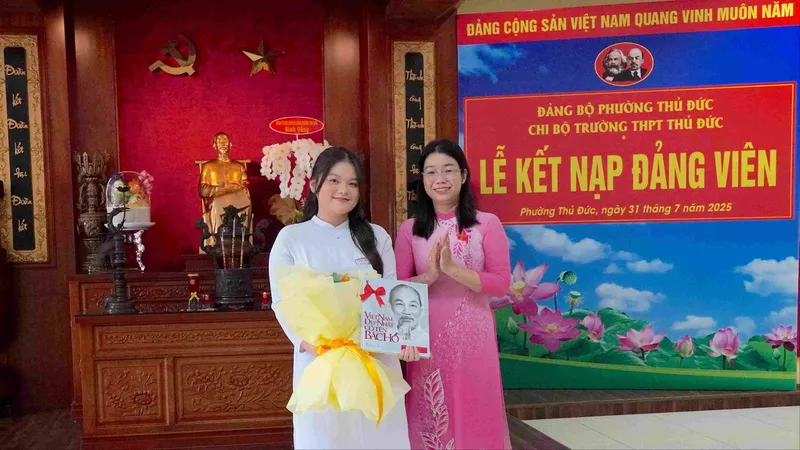 Học sinh đầu tiên của phường Thủ Đức được đứng vào hàng ngũ của Đảng