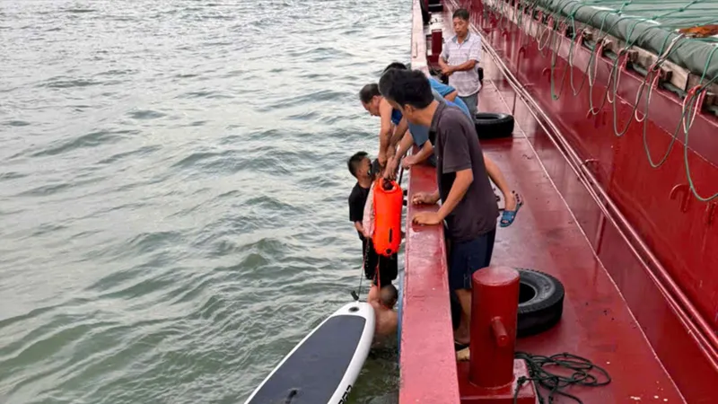 Thời điểm 2 bố con được cứu đưa lên tàu an toàn 