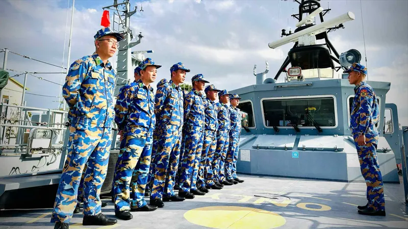 Đại tá Trương Tất Thắng, Phó Bí thư Đảng ủy, Hải đoàn trưởng tặng quà cho các kíp tham gia diễu binh, diễu hành trên biển. Ảnh: VŨ HÙNG
