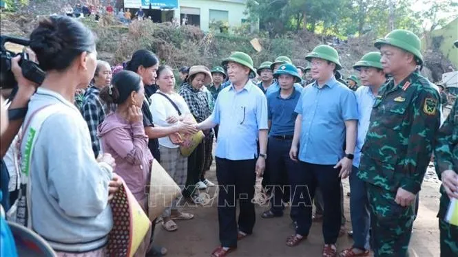 Phó Thủ tướng Hồ Đức Phớc thăm hỏi người dân và chỉ đạo khắc phục hậu quả mưa lũ tại Nghệ An