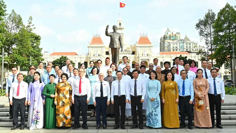 Lãnh đạo TPHCM dâng hoa, dâng hương Chủ tịch Hồ Chí Minh