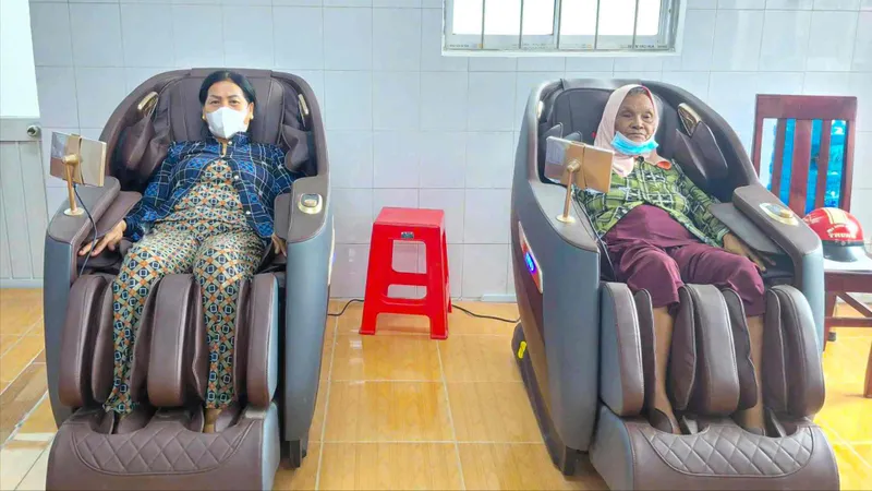 Trang bị máy massage miễn phí phục vụ người dân khi đến làm thủ tục hành chính
