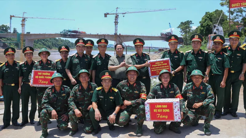 Thủ tướng tặng quà động viên cán bộ, chiến sĩ Lữ đoàn 249, Binh chủng Công binh (Bộ Quốc phòng)