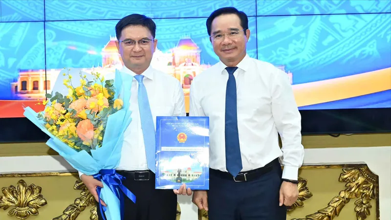 Trao quyết định phê chuẩn kết quả bầu đồng chí Nguyễn Mạnh Cường giữ chức Phó Chủ tịch UBND TPHCM