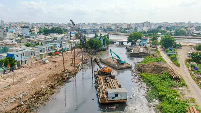 "Vượt nắng, thắng mưa” trên công trường rạch Xuyên Tâm