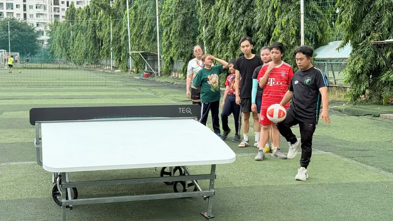 Người dân được hướng dẫn tập luyện môn teqball. Ảnh: NGUYỄN ANH