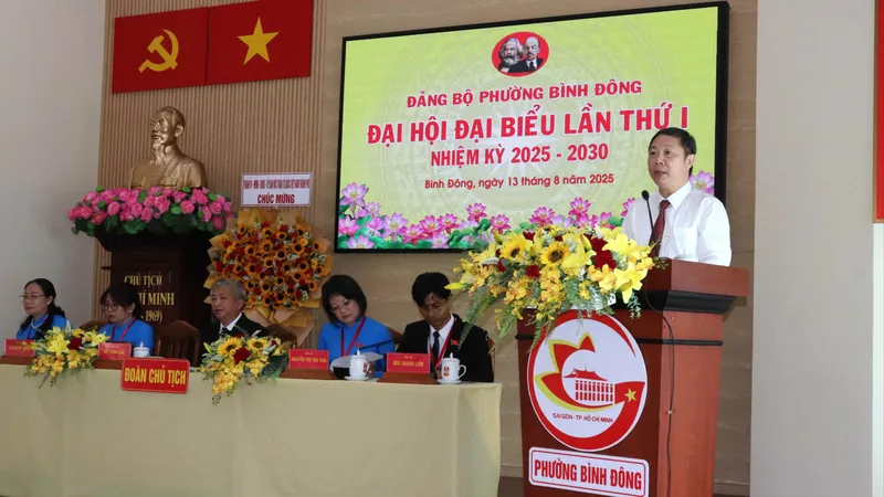 Phó Trưởng Ban Thường trực Ban Tuyên giáo và Dân vận Thành ủy TPHCM Dương Anh Đức tặng hoa của Thành ủy - HĐND - UBND - Ủy ban MTTQ Việt Nam TPHCM chúc mừng đại hội