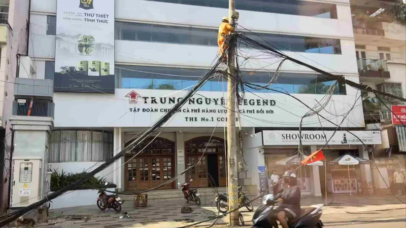 Đang tháo dỡ 8 trụ điện dưới lòng đường sau phản ánh của Báo SGGP