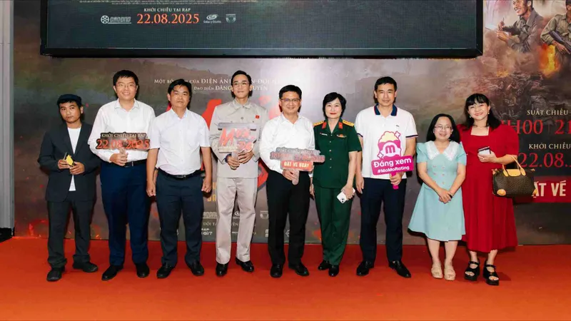 Dàn nghệ sĩ “đội mưa” đến chúc mừng phim Mưa đỏ