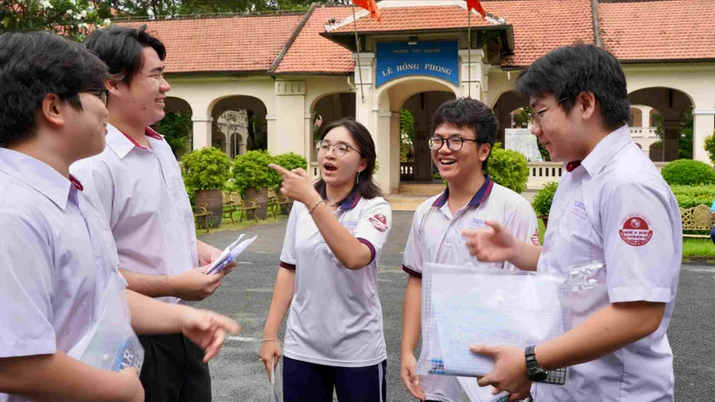Thí sinh tham dự kỳ thi tốt nghiệp THPT năm 2025 tại điểm thi Trường THPT chuyên Lê Hồng Phong (TPHCM). Ảnh: HOÀNG HÙNG
