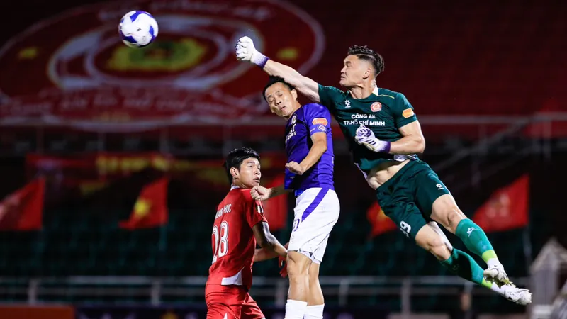 Thủ môn Patrick Lê Giang tỏa sáng trong trận CA TPHCM thắng CLB Hà Nội ở vòng đấu trước