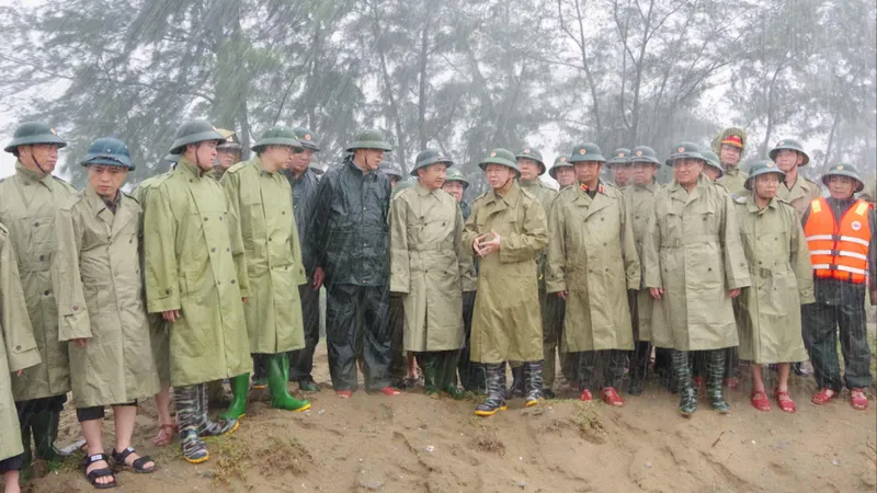Phó Thủ tướng Trần Hồng Hà kiểm tra công tác hộ đê Hội Thống ở xã Đan Hải 