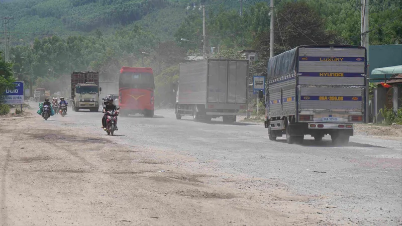 Gia Lai: Người dân khốn khổ sống bên Quốc lộ 1A vì bụi