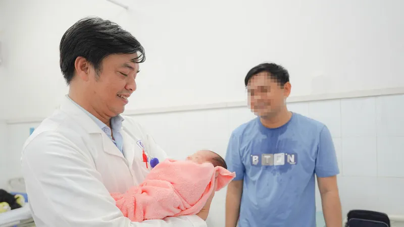Em bé ra đời khỏe mạnh