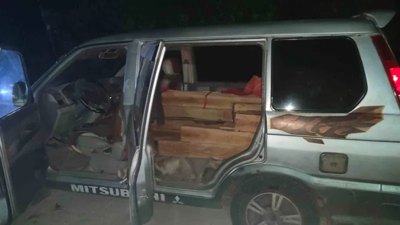 Truy đuổi xe ô tô 7 chỗ chở 21 hộp gỗ “lậu”