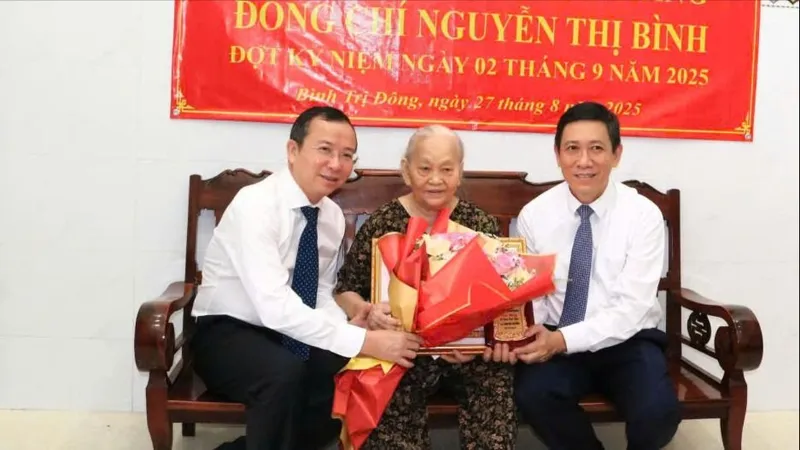 Phường Bình Trị Đông có 41 đảng viên nhận Huy hiệu Đảng