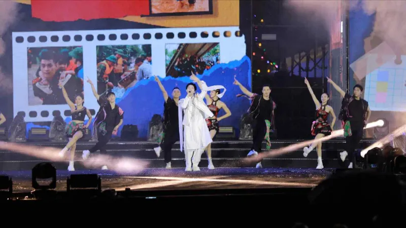 Hơn 25.000 khán giả đội mưa tới concert Việt Nam trong tôi