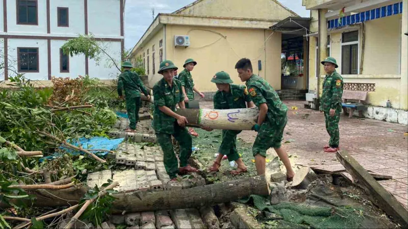 Lực lượng Bộ đội Biên phòng Hà Tĩnh giúp các trường học khắc phục hậu quả bão số 5