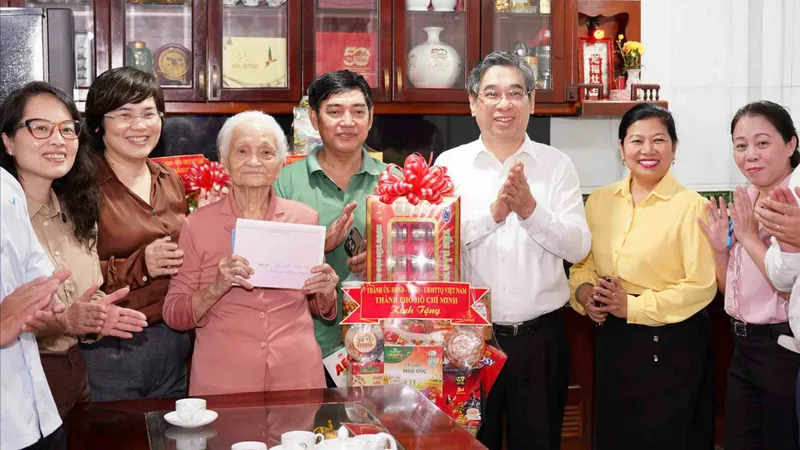 Lãnh đạo TPHCM thăm Mẹ Việt Nam Anh hùng Võ Thị Tuội
