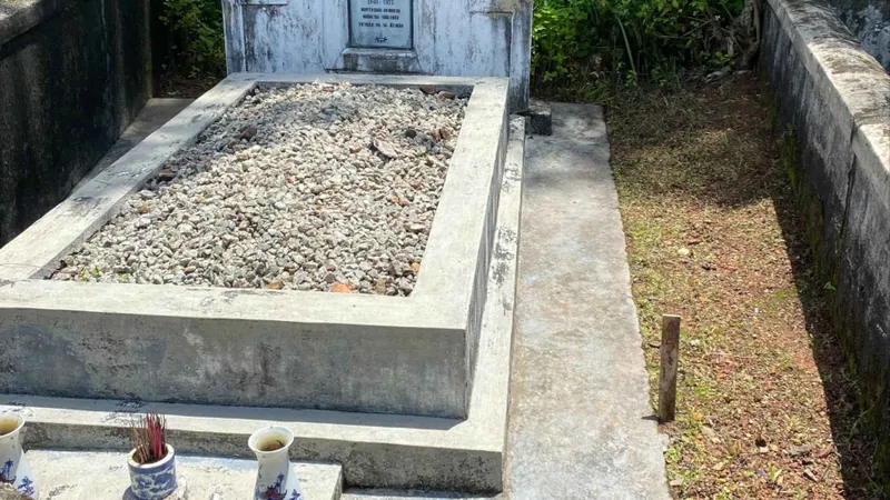 Cọc đã nhổ và đưa ra ngoài huyệt mộ