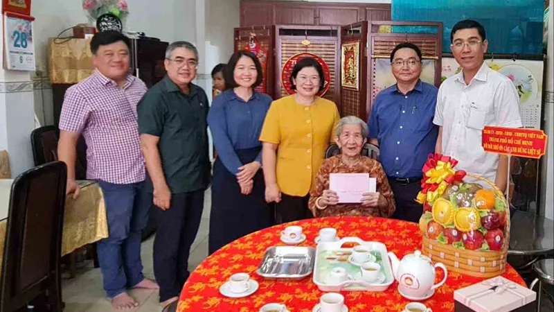 Lãnh đạo TPHCM thăm Mẹ Việt Nam Anh hùng và cán bộ tiền khởi nghĩa