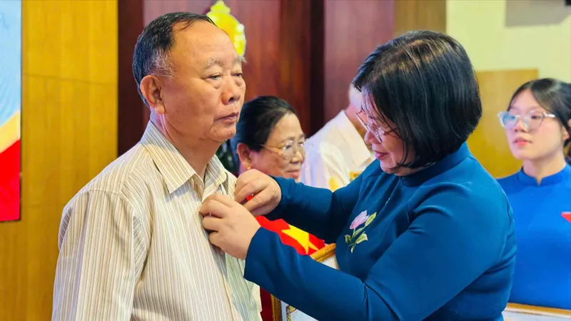 Trao Huy hiệu Đảng đợt 2-9 tại phường Tân Sơn Nhì và phường Tân Sơn Nhất 