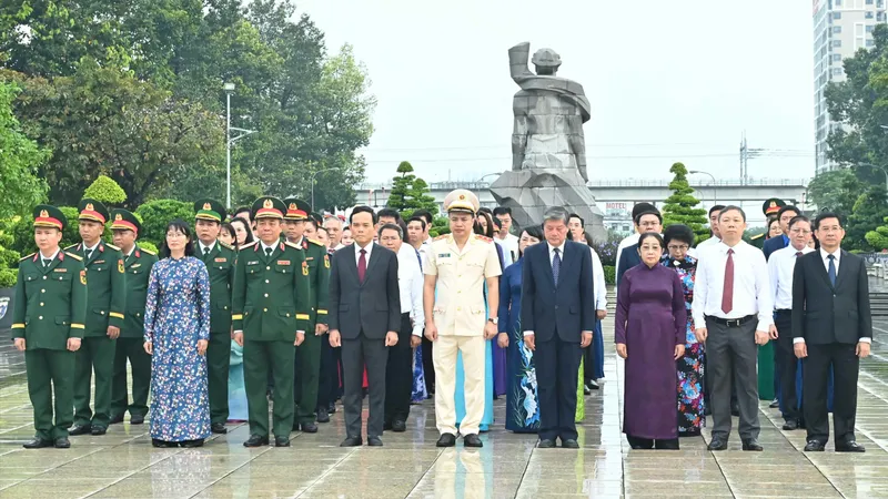 Bí thư Thành ủy TPHCM Trần Lưu Quang và đoàn đại biểu dâng hương tưởng nhớ Anh hùng liệt sĩ