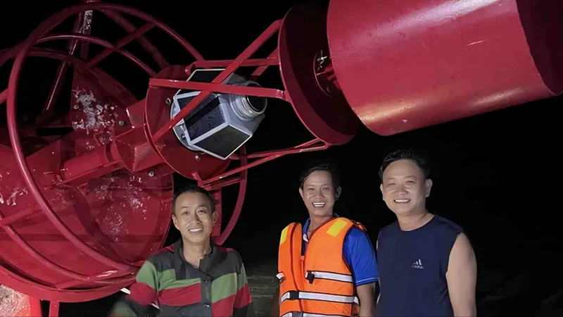 3 người thanh niên phát hiện và trục vớt phao tiêu hàng hải trôi dạt bờ biển xã Vĩnh Hoàng