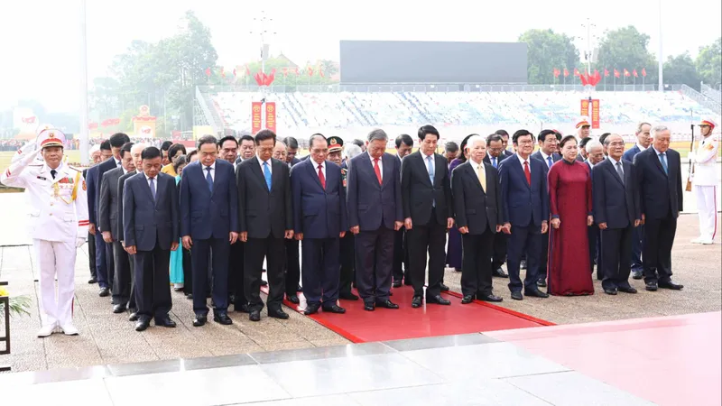 Các đồng chí lãnh đạo, nguyên lãnh đạo Đảng, Nhà nước đặt vòng hoa và vào Lăng viếng Chủ tịch Hồ Chí Minh, sáng 1-9. Ảnh QUANG PHÚC