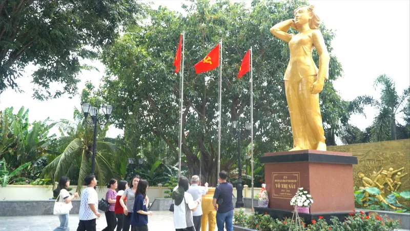 Du khách đến dâng hương tại khu tượng đài Anh hùng Liệt sĩ Võ Thị Sáu ngày nghỉ dịp Lễ 2-9