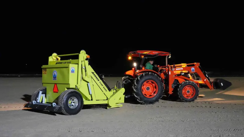 VESCO đưa vào vận hành xe sàng cát, tách rác bãi biển và xe quét đường, hút bụi