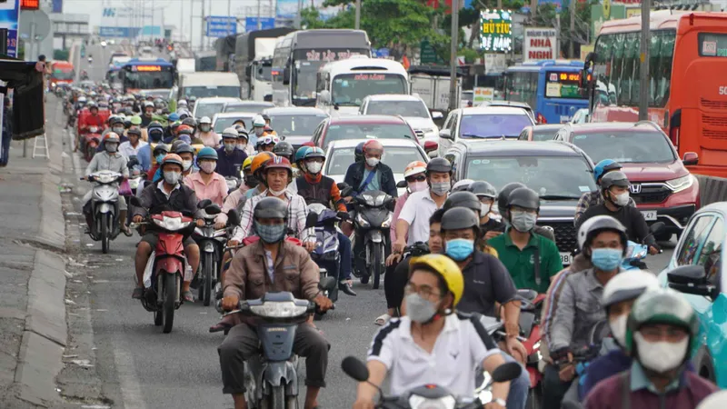 Người dân trở lại TPHCM, các cửa ngõ ùn ứ