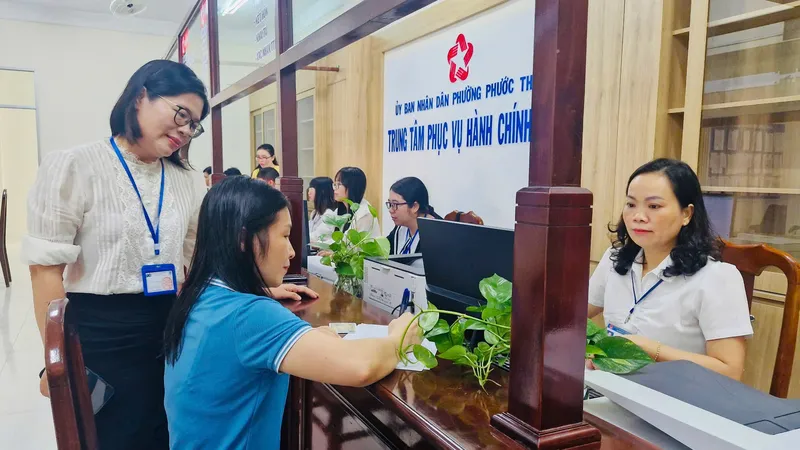 Người dân đến làm thủ tục tư pháp tại Trung tâm Hành chính công phường Phước Thắng. Ảnh: HUYỀN TRANG