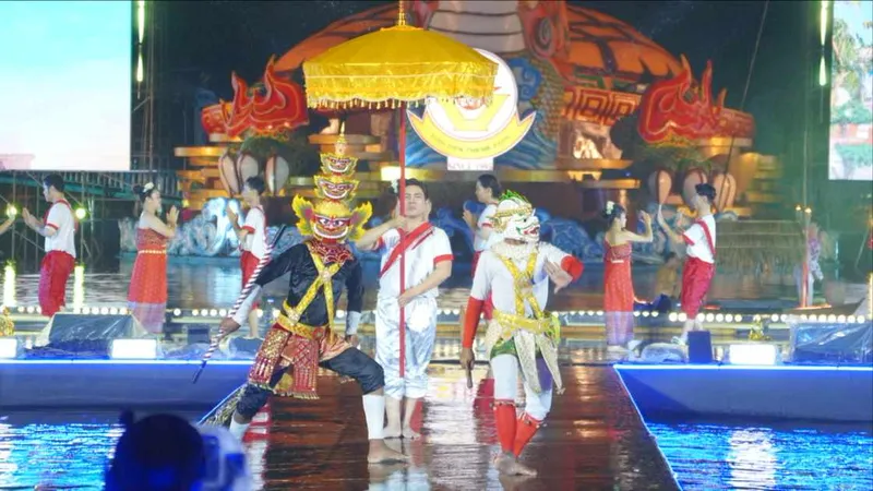 Người dân chụp hình tại siêu thị AEON Mall trên địa bàn TPHCM 