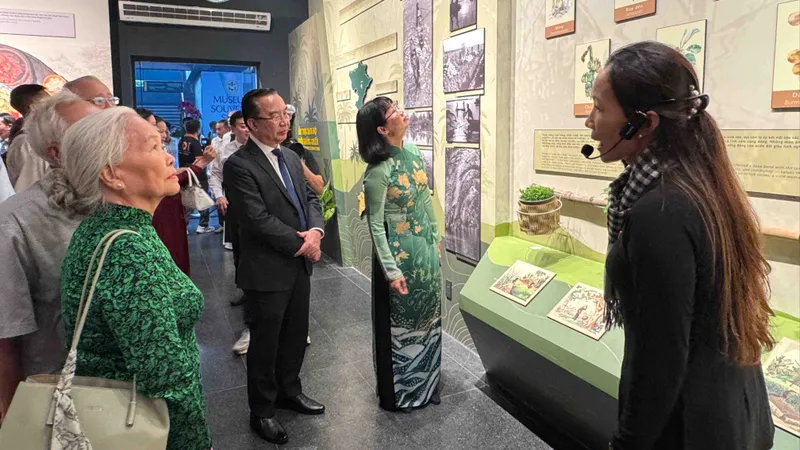 Bà Trần Thị Diệu Thúy, Phó Chủ tịch UBND TPHCM trao Cờ truyền thống của UBND thành phố cho đại diện Bảo tàng Chứng tích Chiến tranh. ẢNH: VĂN HÀ.