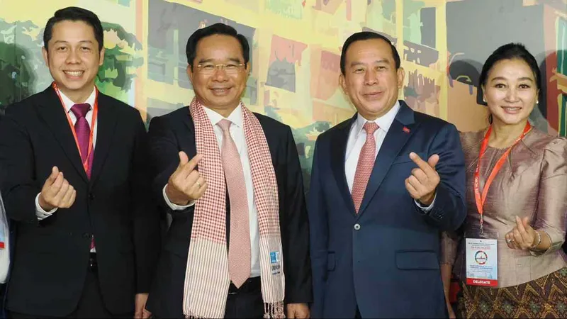 Lãnh đạo TPHCM và Campuchia chụp hình lưu niệm tại Hội chợ ITE HCMC 2025. Ảnh HOÀNG HÙNG