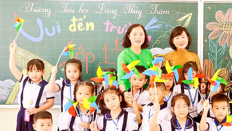 Cô trò Trường Tiểu học Đặng Thùy Trâm, phường An Hội Tây, TPHCM. Ảnh: HOÀNG HÙNG