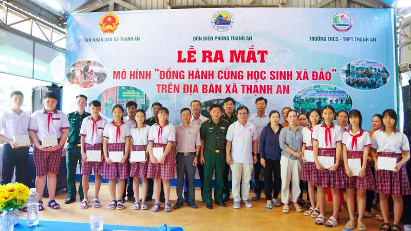 Đại diện các đơn vị, nhà hảo tâm tặng quà cho học sinh có hoàn cảnh khó khăn trên địa bàn