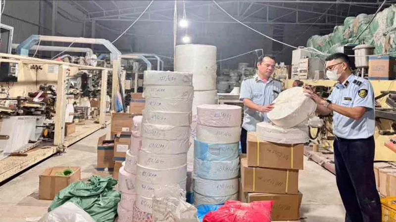 Triệt phá cơ sở sản xuất tã, băng vệ sinh giả