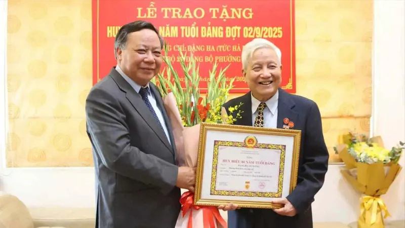 Nhà báo Hà Đăng được trao Huy hiệu 80 năm tuổi Đảng 