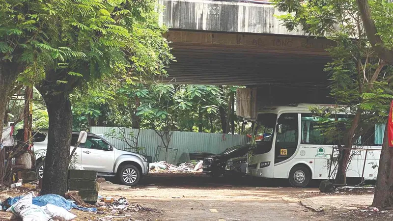 Bãi giữ xe trái phép dưới gầm cầu vẫn ngang nhiên tồn tại