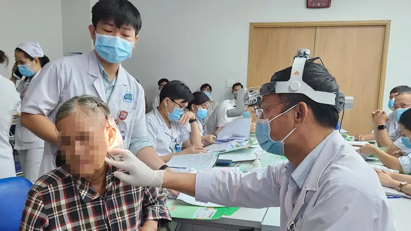Bác sĩ Bệnh viện Ung bướu TPHCM đang thăm khám cho người bệnh