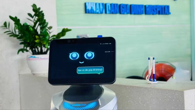 Bệnh viện Nhân dân Gia Định thử nghiệm robot hướng dẫn người bệnh